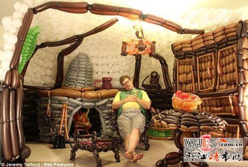 美國(guó)男子用2600個(gè)氣球打造洞穴住宅 家居擺設(shè)一應(yīng)俱全