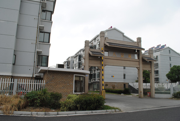 同里鎮(zhèn)政府對(duì)面205站點(diǎn)旁