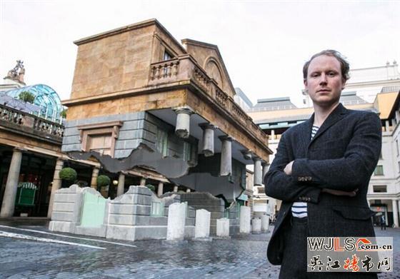 這么奇怪的房子竟大獲贊美 整棟樓似被攔腰斬?cái)? /></div>
<div>這一由英國(guó)建筑師齊尼克設(shè)計(jì)的作品長(zhǎng)40英尺,放置在人潮眾多的科芬園東廣場(chǎng),由100多名包括建筑結(jié)構(gòu)工程師、木匠、建筑工、場(chǎng)景畫家等,使用14噸鋼鐵建筑而成。</div>
<div><img src=