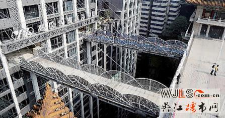 兩座斜拉鋼索結(jié)構(gòu)人行天橋?qū)⒓螢I路上樓盤和解放碑臨江門相連