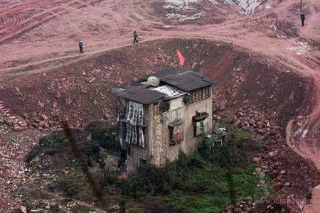 2009年2月4日，重慶市渝中區(qū)化龍橋，工地周圍平地處凸現(xiàn)“孤島”釘子戶。
